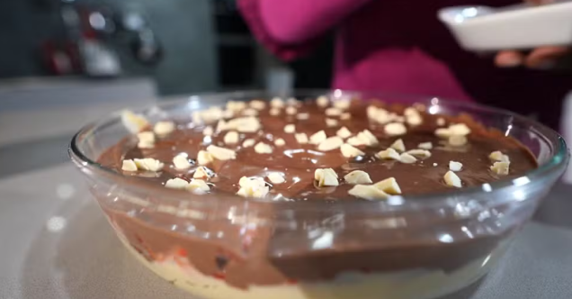 Bombom de morango na travessa